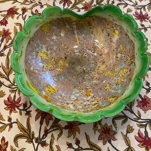 Art glass clam shaped bowl